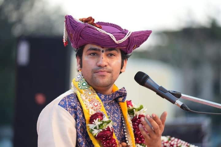 एक इंटरव्यू में धीरेंद्र खुद भी इस बात को कबूल करते हैं कि वे बीए कर चुके हैं. वहीं, आगे यह भी कहा कि उन्होंने ठीक से पढ़ाई नहीं की है, इसलिए वे इस पढ़ाई को नहीं मानते.