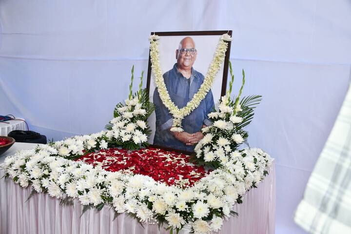 কিন্তু, রাত ১২টা ৫ মিনিট নাগাদ জোরে জোরে উনি আমার নাম ধরে ডাকতে থাকেন। দৌড়ে এসে জিজ্ঞাসা করি, 'স্যার, কী হয়েছে ? কেন চিৎকার করছেন ? ফোনেই বা কেন ডাকলেন না?'