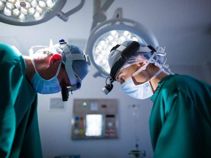 क्या होती है रोबोटिक सर्जरी, किन रोगों में होता है इसका इस्तेमाल, भारत में कितना खर्च? जानें इससे जुड़ी हर जरूरी बात