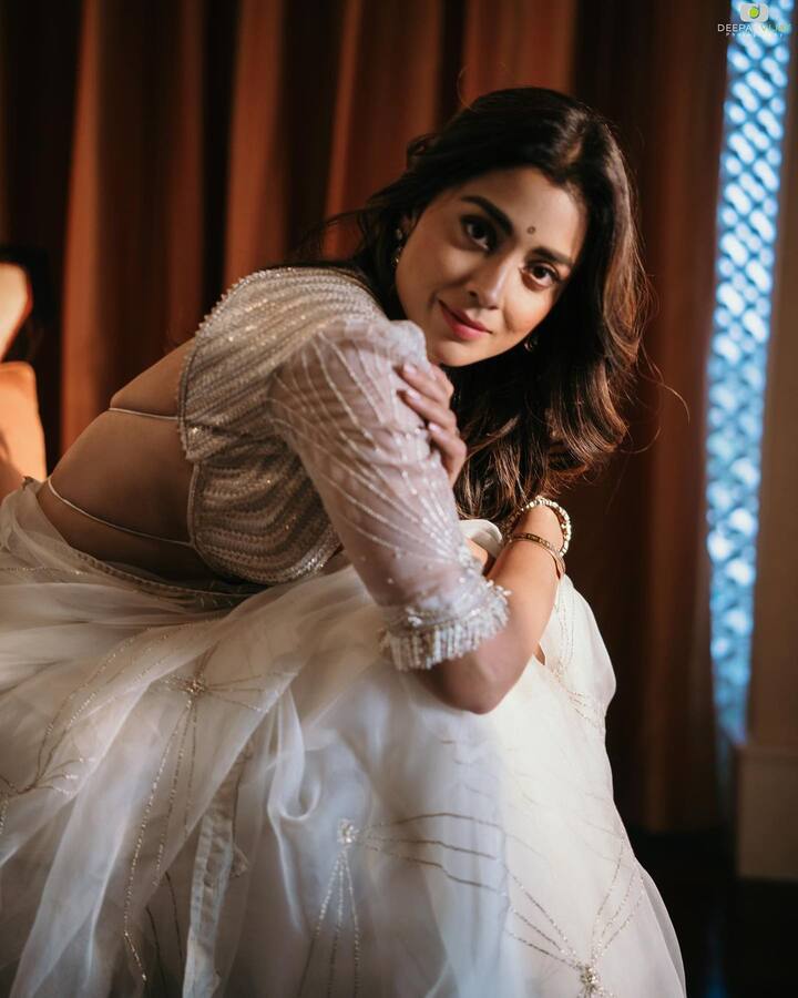 अभिनेत्री श्रिया सरनची स्टाईल पाहून तुम्ही साडीमध्ये आकर्षक कसं दिसता येईल हे जाणून घेऊ शकता. अभिनेत्री तिच्या अभिनयासोबतच तिच्या स्टाईलमुळेही चर्चेत असते.