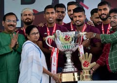 Mohun Bagan : সবুজ মেরুন রঙে মাতল কলকাতা, মুখ্যমন্ত্রীর উপস্থিতিতে ভারতসেরাদের সংবর্ধনা মোহনবাগান ক্লাব প্রাঙ্গনে