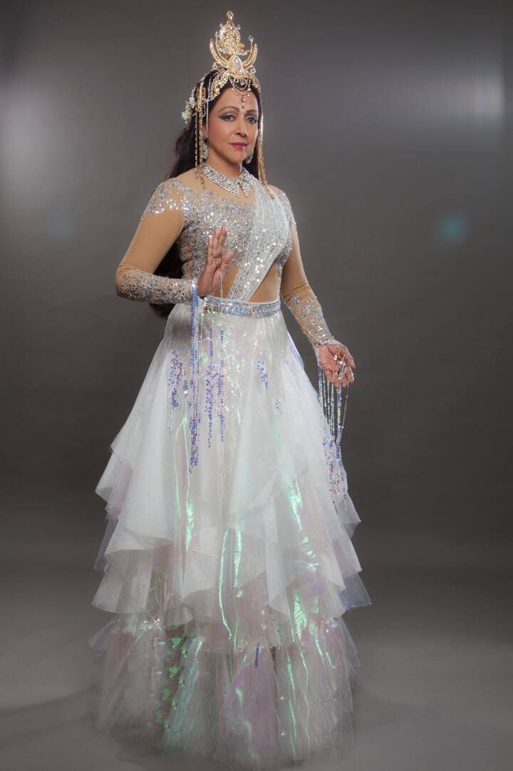 'गंगा' ही नृत्यनाटिका सादर करताना हेमा मालिनी यांनी पांढऱ्या आणि निळ्या रंगाचा सुंदर ड्रेस परिधान केला होता.