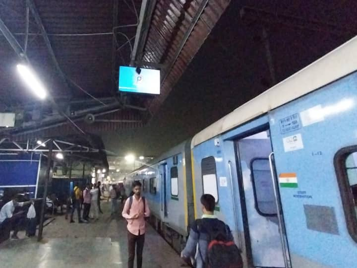 Patna Junction Suddenly Obscene Film Started on Railway Platform Officer Took This Big Action Patna Junction Video: पटना जंक्शन पर अचानक चलने लगी अश्लील फिल्म, रेलवे अधिकारी ने लिया ये बड़ा एक्शन