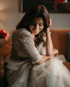 Shriya Saran : बॅकलेस ब्लाऊज आणि व्हाईट साडी, तुम्हीही नक्की ट्राय करा अभिनेत्री श्रिया सरनचा ग्लॅमरस लूक