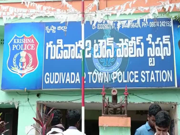Gudivada News : Police Vs VRO in Gudivada- VRO who bit her hand, lady constable slapped on her cheek