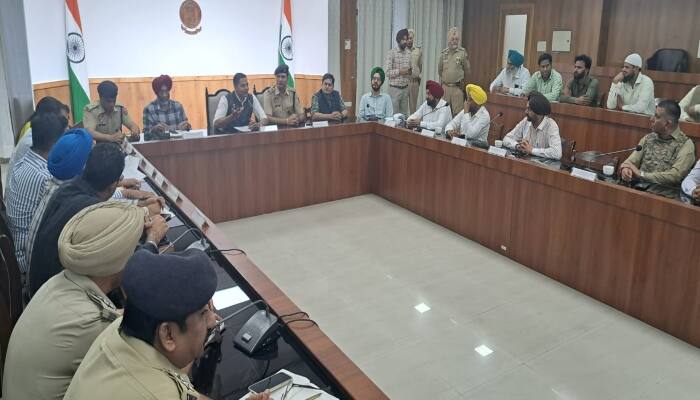 Sangrur Deputy Commissioner and SSP called upon the various representatives during the Peace Committee meeting to be fully aware of rumours ਸੰਗਰੂਰ ਦੇ ਡਿਪਟੀ ਕਮਿਸ਼ਨਰ ਅਤੇ ਐਸਐਸਪੀ ਵੱਲੋਂ ਵੱਖ-ਵੱਖ ਨੁਮਾਇੰਦਿਆਂ ਨੂੰ ਅਫ਼ਵਾਹਾਂ ਤੋਂ ਪੂਰੀ ਤਰ੍ਹਾਂ ਸੁਚੇਤ ਰਹਿਣ ਦਾ ਸੱਦਾ