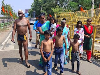 சேலத்தில் மனு கொடுக்க கோவணத்துடன் ஆட்சியர் அலுவலகத்துக்கு வந்த விவசாயியால் பரபரப்பு