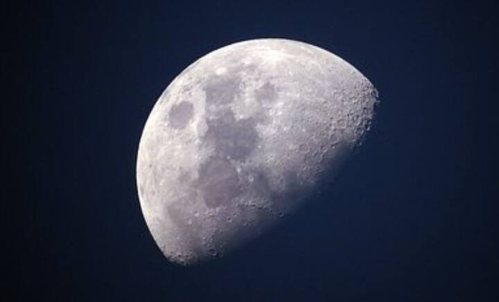 তবে এই ধরনের ক্ষুদ্র উপগ্রহ কখনও চাঁদের মতো পূর্ণতা পায় না। কারণ তার মধ্যে থাকা ধুলো কখনও জমাট বাঁধে না। তাই অভিকেন্দ্রিক শক্তির মধ্যে থেকেও সেগুলি গতিশীল হয়। কখনও ঢোকে, কখনও আবার বেরিয়ে যায়।