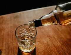 ਕੀ ਸ਼ਰਾਬ ਨਾਲ ਹੋ ਸਕਦੈ ਬਿਮਾਰੀਆਂ ਦਾ ਇਲਾਜ! ਮਾਹਰਾਂ ਨੇ ਦਿੱਤੀ ਇਹ ਸਲਾਹ