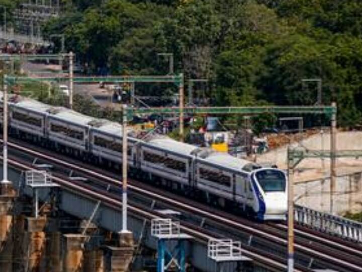 नई दिल्ली-जयपुर वंदे भारत एक्सप्रेस 24 मार्च तक जयपुर पहुंचेगी, जिसका उद्घाटन इस महीने के आखिरी सप्ताह में होने की उम्मीद है. रेल मंत्रालय ने कहा है कि ट्रेन सेवा 31 मार्च से शुरू हो सकती है.