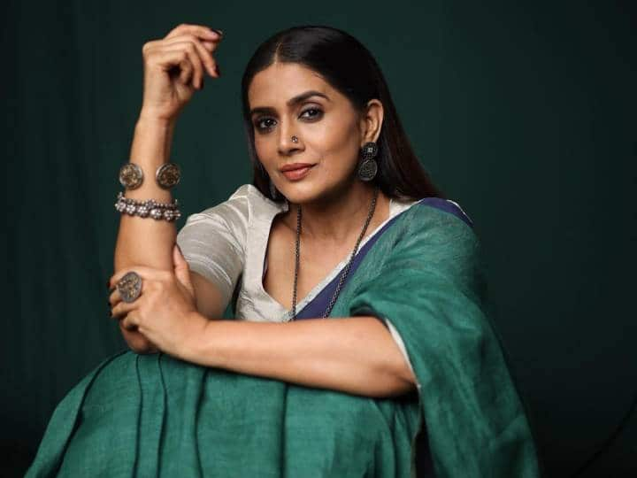 Sonali Kulkarni Love Life: बॉलीवुड एक्ट्रेस सोनाली कुलकर्णी कई फिल्मों में अपनी मौजूदगी दर्ज करा चुकी हैं. उन्होंने अपनी जिंदगी में दो शादियां की हैं. जानते हैं उनकी मैरिड लाइफ के बारे में.