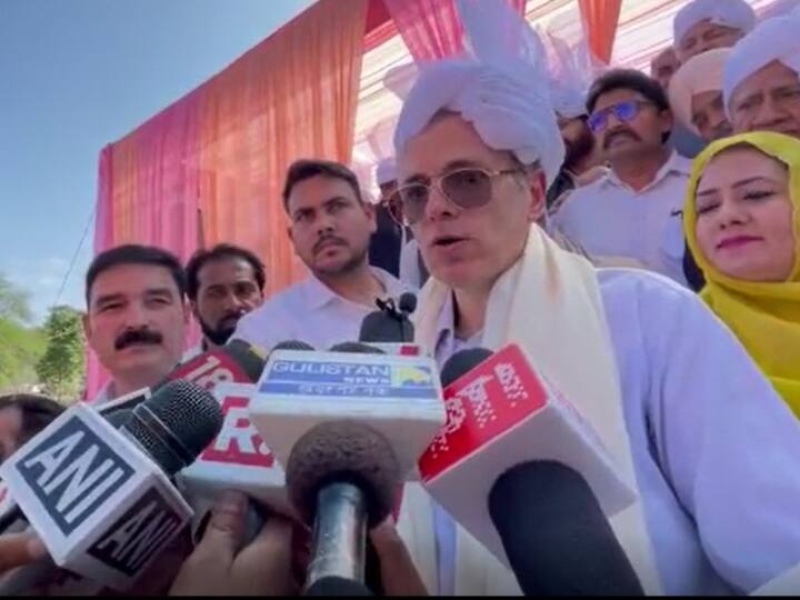 Jammu And Kashmir Is it okay to punish you for your father crime asks Omar Abdullah ANN OmarAbdullah VS Manoj Sinha: LG के फैसलों पर जमकर बरसे उमर अब्दुला, कहा- 'क्या आपको पिता के अपराध के लिए दंडित करना ठीक है?'