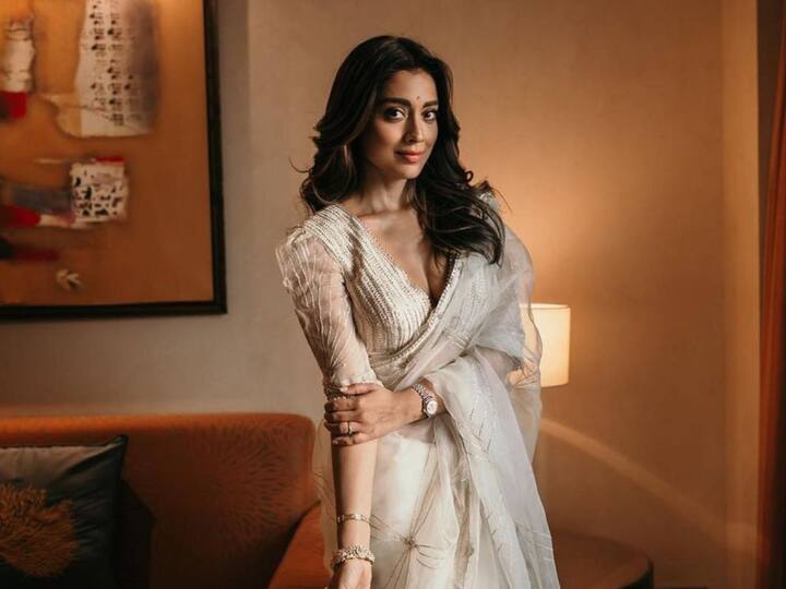 श्रिया सरन अभिनेता रितेश देशमुख आणि जेनिलिया यांच्या 'तुझे मेरी कसम' चित्रपटात झळकली होती. हा तिचा पहिला बॉलिवूड चित्रपट होता.