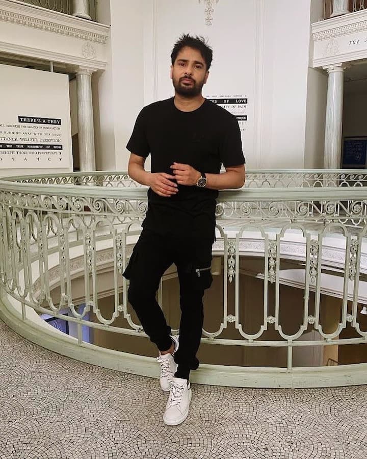 अमरिंदर गिल एक प्रसिद्ध पंजाबी गायक ,अभिनेता और निर्माता हैं. उन्होंने कई पंजाबी फिल्मों में काम किया है और कई हिट पंजाबी गाने भी बनाए हैं. उन्होंने पंजाबी इंडस्ट्री में अपने अभिनय और गीतों के लिए कई पुरस्कार भी जीते हैं.