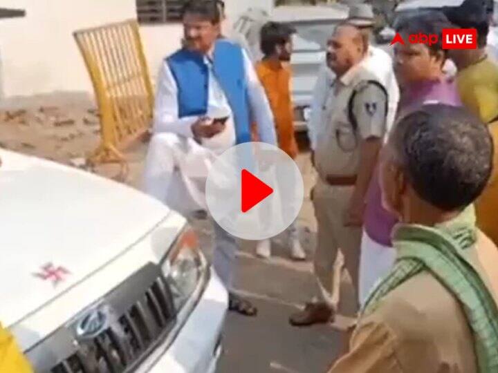 Watch: भिंड विधायक संजीव कुशवाहा का दबंगई भरा वीडियो वायरल, शासकीय वाहन पर पैर रख हुए खड़े Bhind MLA Sanjeev Kushwaha Viral Video of Putting Feet on Government Vehicle ANN Watch: भिंड विधायक संजीव कुशवाहा का दबंगई भरा वीडियो वायरल, शासकीय वाहन पर पैर रख हुए खड़े