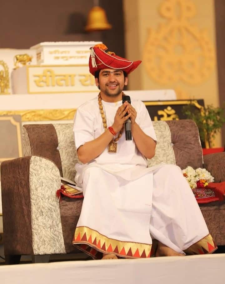 धीरेन्द्र शास्त्री की मां दूध बेचने का काम करती थी और पिता सत्यनाराण भगवान की कथा सुनाते थे.