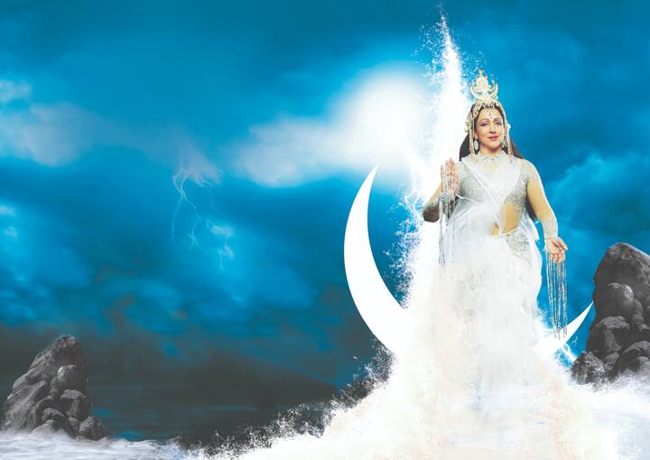 हेमा मालिनी यांचे बॅले डान्स करतानाचे फोटो आणि व्हिडीओ सध्या सोशल मीडियावर व्हायरल होत आहेत.