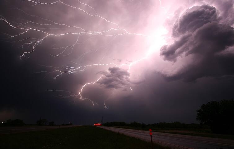 west bengal weather Update Calamity Forecast in South Bengal Tomorrow, Chance of Scattered rain and Thunderstorms across the State Weather Update: কাল দক্ষিণবঙ্গে দুর্যোগের পূর্বাভাস, রাজ্যেজুড়ে বজ্রবিদ্যুৎ-সহ বিক্ষিপ্ত ঝড়বৃষ্টির সম্ভাবনা