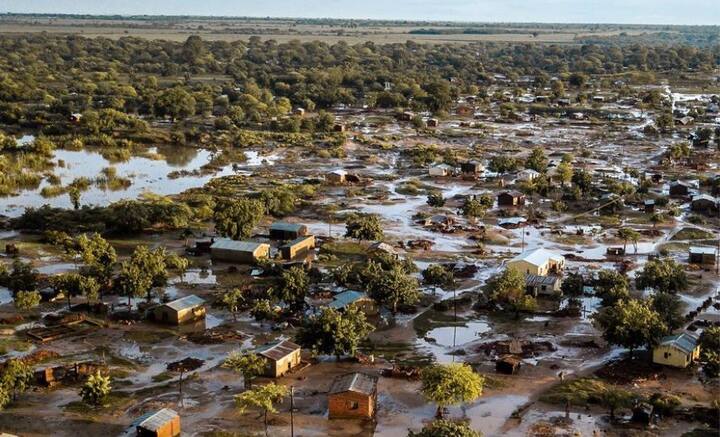 গ্রীষ্মের আগে বৃষ্টিতে ভিজছে বাংলা। স্যাঁতস্যাঁতে আবহাওয়ায় বাড়ির বাইরে পা রাখতেই চাইছে না মন। পৃথিবীর অন্য প্রান্তে আরও ভয়ঙ্কর অবস্থা। প্রবল শক্তিশালী ঘূর্ণিঝড়ের তাণ্ডবে কার্যত ছিন্নভিন্ন আফ্রিকা মহাদেশের বিস্তীর্ণ অঞ্চল।