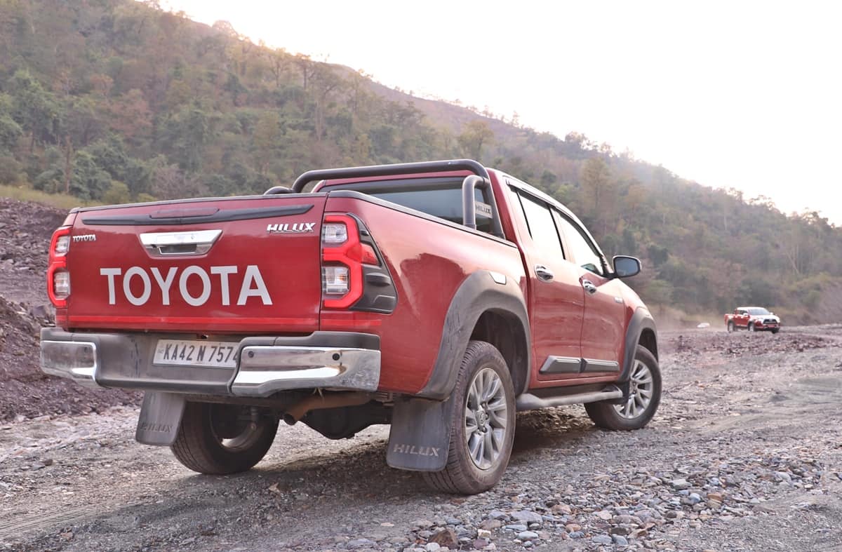 Toyota Hilux Review: देखिए 2023 टोयोटा हिलक्स का फुल रिव्यू, बड़े ग्राउंड क्लीयरेंस के साथ है शानदार ऑफ-रोडिंग क्षमता