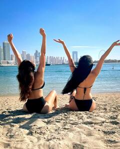 Shama Sikander Pics: समंदर किनारे बिकिनी पहने CHILL करती दिखीं शमा सिकंदर, तस्वीरें देख फैंस की धड़कनें हुईं तेज