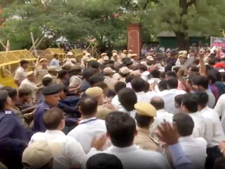 Jaipur Police Lathicharge Doctors Protesting Against 'Rajasthan Right To Health Bill' — Video Police Lathicharge Doctors Protesting Against Rajasthan Bill Proposing Free Healthcare Services — WATCH