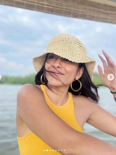 ਮ੍ਰਿਣਾਲ ਠਾਕੁਰ ਇਨ੍ਹੀਂ ਦਿਨੀਂ ਸੋਸ਼ਲ ਮੀਡੀਆ 'ਤੇ ਆਪਣੀਆਂ ਹੌਟ ਤਸਵੀਰਾਂ ਨਾਲ ਪ੍ਰਸ਼ੰਸਕਾਂ ਦੇ ਦਿਲਾਂ 'ਤੇ ਦਸਤਕ ਦੇ ਰਹੀ ਹੈ।