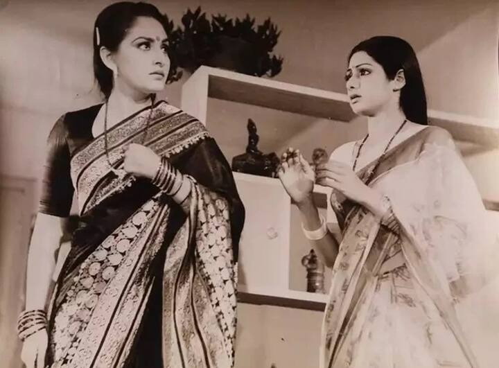 कहा जाता है कि दोनों के बीच की अनबन तब शुरू हुई जब फिल्म 'नगीना' पहले जया प्रदा को ऑफर हुई थी और बाद में इसमें श्रीदेवी को कास्ट कर लिया गया. ये बात जया को बहुत बुरी लगी थी.