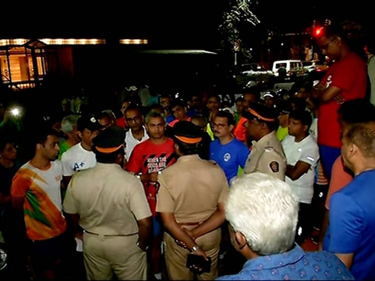 Mumbai News Joggers group aggressive call for agitation after tech firm ceo dies in car accident at Worli Sea face Maharashtra News Mumbai News : वरळी सीफेसवर कारच्या धडकेत महिलेचा मृत्यू झाल्याने जॉगर्स ग्रुप आक्रमक, आंदोलनाची हाक; पोलिसांना आंदोलकांचा घेराव