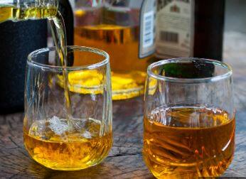 ਕੁਝ ਡਾਕਟਰਾਂ ਦਾ ਮੰਨਣਾ ਸੀ ਕਿ ਵਿਸਕੀ ਸਾਹ ਪ੍ਰਣਾਲੀ ਤੇ ਬਿਮਾਰੀ ਨਾਲ ਕਮਜ਼ੋਰ ਦਿਲ ਨੂੰ ਉਤੇਜਿਤ ਕਰਨ ਵਿਚ ਸਹਾਇਤਾ ਕਰਦੀ ਹੈ। ਕਿਉਂਕਿ 1918 ਵਿਚ ਉਸ ਸਮੇਂ ਕੋਈ ਐਂਟੀਬਾਇਓਟਿਕ ਦਵਾਈਆਂ ਨਹੀਂ ਸਨ, ਇਸ ਲਈ ਮਰੀਜ਼ਾਂ ਨੂੰ ਐਸਪਰੀਨ ਤੇ ਸਟ੍ਰਾਈਕਨਾਈਨ ਤੋਂ ਲੈ ਕੇ ਹੌਰਲਿਕ, ਵਿੱਕਸ ਭਾਪੋਰਬ ਤੇ ਵਿਸਕੀ ਸਮੇਤ ਕਈ ਕਿਸਮਾਂ ਦੇ ਇਸਤੇਮਾਲ ਕੀਤਾ ਗਿਆ ਸੀ।