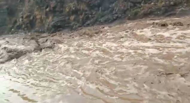 त्यामुळे एरव्ही पावसाळ्यात दुथडी भरुन वाहण्याऱ्या नद्या यंदा मात्र उन्हाळ्यातच ओव्हरफ्लो झाल्या आहेत