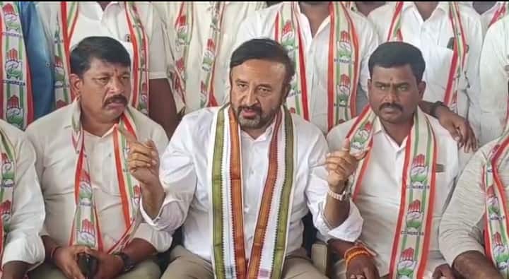 Kamareddy district the group politics raises heat once again in Congress DNN Kamareddy: కాంగ్రెస్ లో వర్గపోరు - టిక్కెట్ల గురించి మాట్లాడే హక్కు షబ్బీర్ అలీకి లేదన్న మదన్ మోహన్