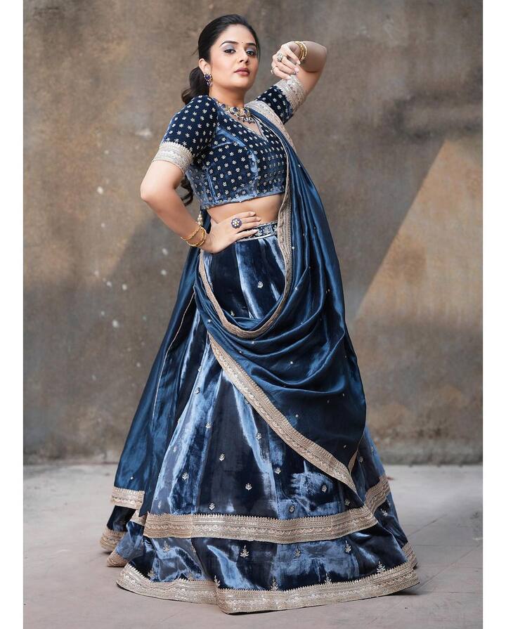 జీ తెలుగులో ప్రసారం కానున్న ఉగాది స్పెషల్ ప్రోగ్రామ్ కోసం ఇంత అందంగా ముస్తాబు అయ్యింది ఈ సొగసుల యాంకర్. Image Credit: Sreemukhi/Instagram