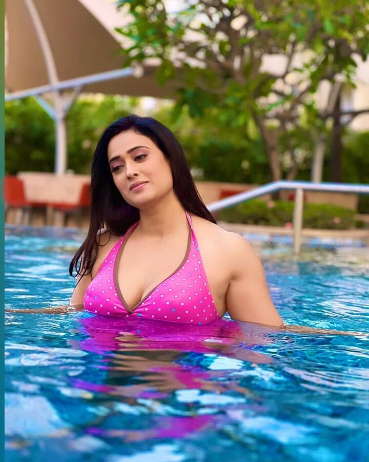 श्वेता तिवारी की इन लेटेस्ट तस्वीरों में आप देख सकते हैं कि पिंक कलर के स्वीमशूट में एक्ट्रेस कितनी हॉट दिख रही हैं.