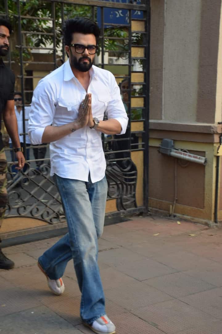 Maniesh Paul also came to pay his last respects to the veteran actor and filmmaker.