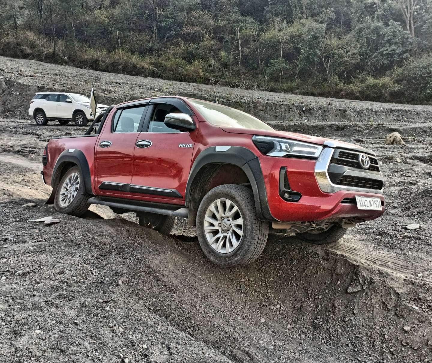 Toyota Hilux Review: देखिए 2023 टोयोटा हिलक्स का फुल रिव्यू, बड़े ग्राउंड क्लीयरेंस के साथ है शानदार ऑफ-रोडिंग क्षमता