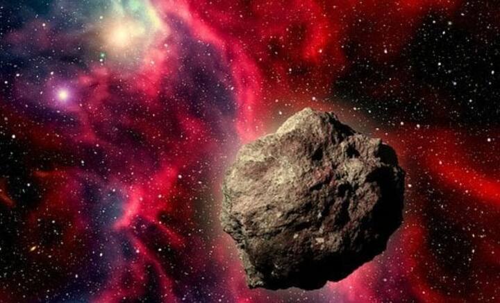 তার আগে ২০১৫ সালে প্রায় ১৩ ঘণ্টার জন্য পৃথিবীকে প্রদক্ষিণ করতে দেখা যায় আরও একটি বস্তুকে। সেটিও ক্ষণস্থায়ী উপগ্রহ হতে পারে বলে মনে করতে শুরু করেন বিজ্ঞানীরা। পরে যানা যায়, ইউরোপিয়ান স্পেস এজেন্সির একটি টেলিস্কোপ সেটি। ফলে তড়িঘড়ি বিষয়টি সামলে নেওয়া হয়।