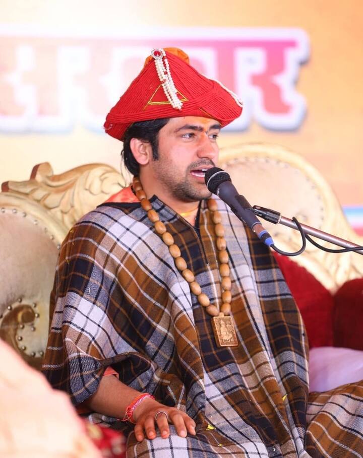 धीरेन्द्र शास्त्री का कहना है कि वह अपने दादा जी को ही गुरु मानते हैं. धीरेंद्र शास्त्री भी 9 साल की उम्र से दादाजी के साथ मंदिर जाने लगे थे. उनसे ही उन्होंने रामकथा कहना सीखा है.