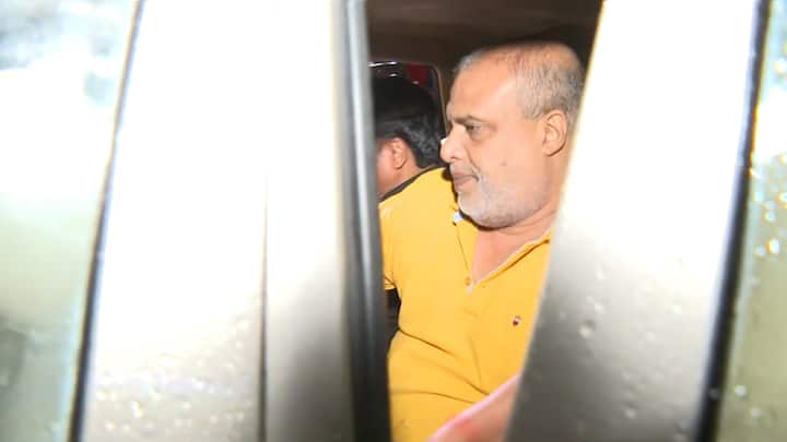 কে এই অয়ন? শনিবার শান্তনুর চুঁচুড়ার ফ্ল্যাটে তল্লাশিতে গিয়ে অয়নের হদিশ মেলে। জিজ্ঞাসাবাদে ইডি জানতে পারে, সল্টলেকের FD ব্লকের ৩৮৮ নম্বর বাড়ির একতলায় তাঁর অফিস রয়েছে। ওইদিনই সিজিও কমপ্লেক্স থেকে ইডি-র একটি দল অয়নের অফিসে হানা দেয়।