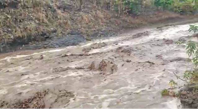 या पावसामुळे सातपुड्याच्या नद्यांना आता पूर येऊ लागला आहे.