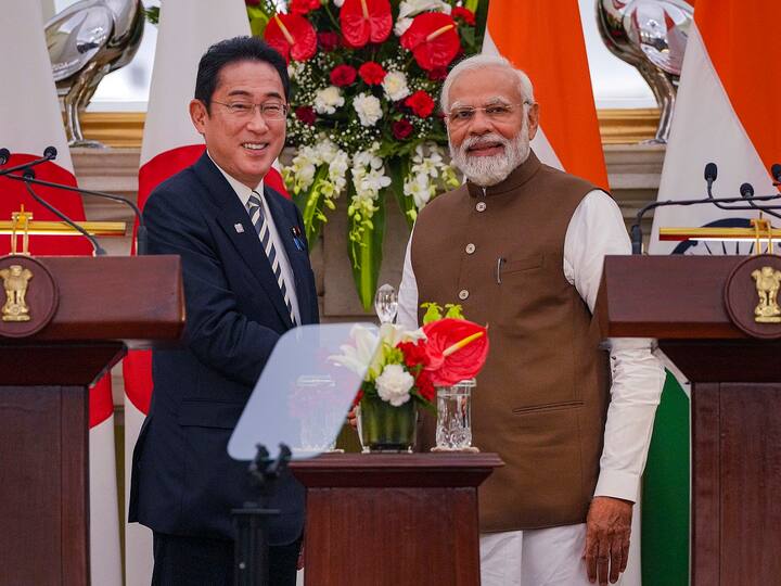 Prime Minister Narendra Modi and Japanese Prime Minister Fumio Kishida visited Buddha Jayanti Park in Delhi. There, the Japanese Prime Minister tried Gol Gappe, Lassi, and Aam Panna.