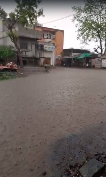 सततच्या जोरदार पाऊस आणि गारपिटीमुळे शेतकरी हैराण झाले आहेत.