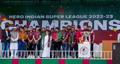 Mohun Bagan : সবুজ মেরুন রঙে মাতল কলকাতা, মুখ্যমন্ত্রীর উপস্থিতিতে ভারতসেরাদের সংবর্ধনা মোহনবাগান ক্লাব প্রাঙ্গনে