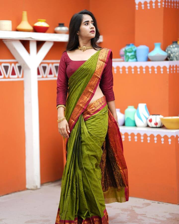 ఆమె చీర కడితే ఆ చీరకే అందమొచ్చింది. చూస్తున్న కొద్దీ చూడాలనిపించేలా కనిపిస్తోంది ముద్దుగుమ్మ.