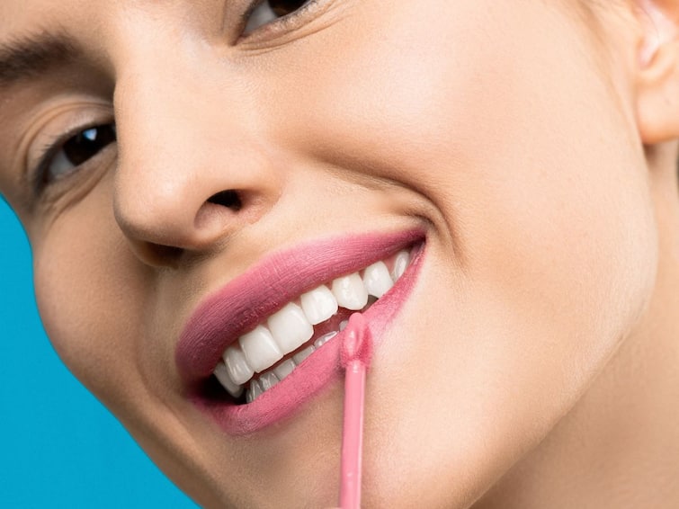 Lifestyle Tips Make Up Tips ways-to-keep-your-lipstick-on-for-longer Lipstick: ঠোঁটে থাকবে অনেকক্ষণ, লিপস্টিক পরার এই নয়া টিপসটি জানেন?