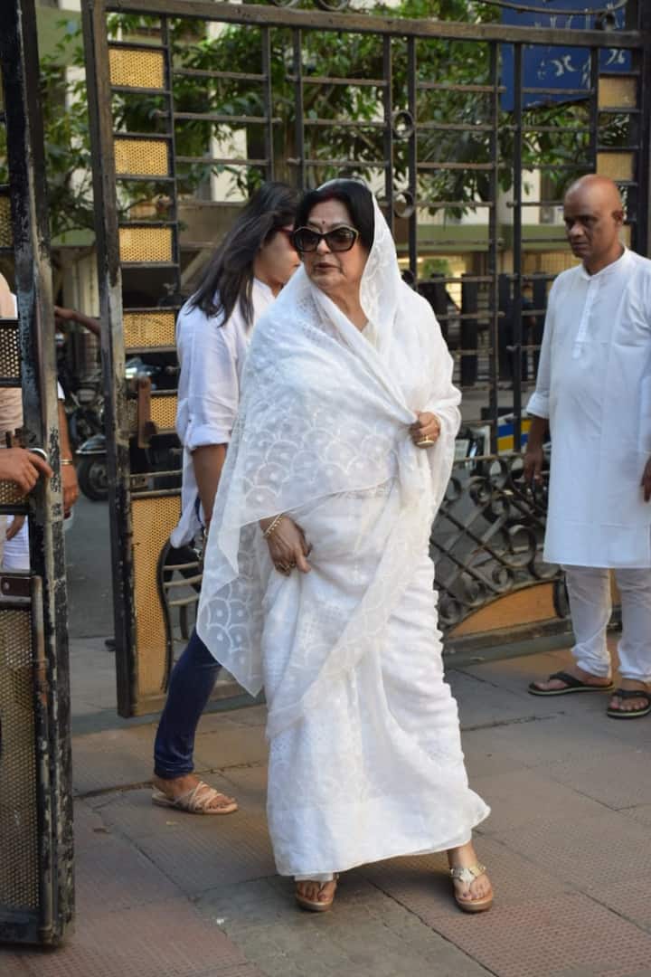 Yesteryear actress Moushumi Chatterjee who had penned a heartfelt note on Satish's demise, also attended the prayer meet.