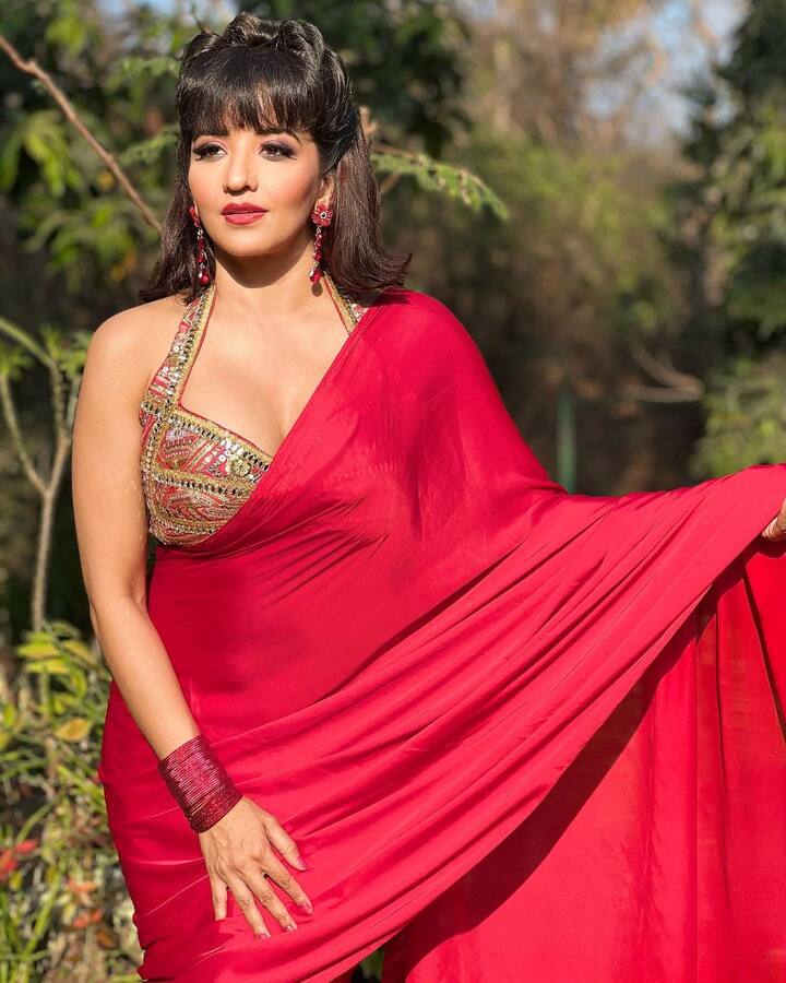 અભિનેત્રીએ તેના લેટેસ્ટ લુકની તસવીરો ઇન્સ્ટાગ્રામ દ્વારા ચાહકો સાથે શેર કરી હતી. મોનાલિસાની આ તસવીરો સોશિયલ મીડિયા પર આગની જેમ વાયરલ થઈ રહી છે.