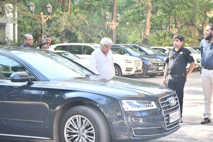 सतीश कौशिक की प्रार्थना सभा में शामिल होने के लिए जावेद अख्तर पहुंचे. इस दौरान वो काफी उदास दिखाई दिए और उन्होंने पैपराजी को कोई पोज नहीं दिए.