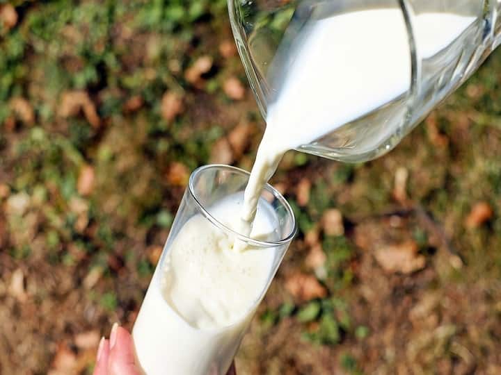 milk benefits Drinking milk provides temporary relief from acidity Milk Benefits: दूध पीने से एसिडिटी बनती है या खत्म होती है, यहां जानिए...
