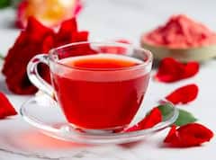 गुलाबाच्या पाकळ्यांपासून बनवा रोज टी; जाणून घ्या बनवण्याची  सोपी पद्धत
